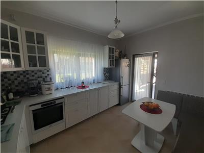 Casa cu 5 camere linga Hanul Trei Sarmale cu 645mp teren.  Persoana fizica!